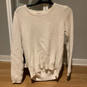 Stickad tröja - Vit stickat i gott skick i storlek L.  120kr+frakt 