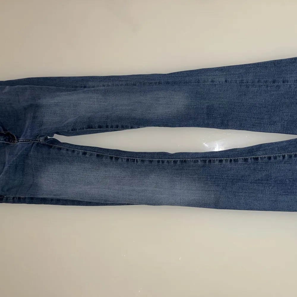 Jag har bara använt de en gång och sedan glömde jag bort att de hade funnits i min garderob. Har vuxit ur dem:) Storlek 150 90Kr. Jeans & Byxor.
