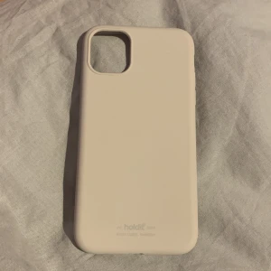Skal iPhone 11/XR - Säljer detta nyinköpta mobilskal i nyskick som passar både iPhone 11/XR från Hold It, då jag inte tyckte det blev bra på min mobil. Skalet är i en jättefin ljus beige färg och kostade 199:-. Säljer för 100:- + frakt. Priset är eventuellt diskuterbart!