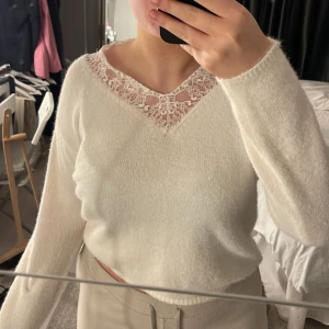 söt tröja  - super söt stickad tröja med spetskant🤍 super fin och skön men tyvärr flr liten för mig🤍bra skick!