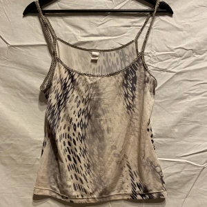 leopard linne - skit snyggt och coolt linne med leopard tryck, passar M och är svalt och härligt så passar perfa till sommarn!