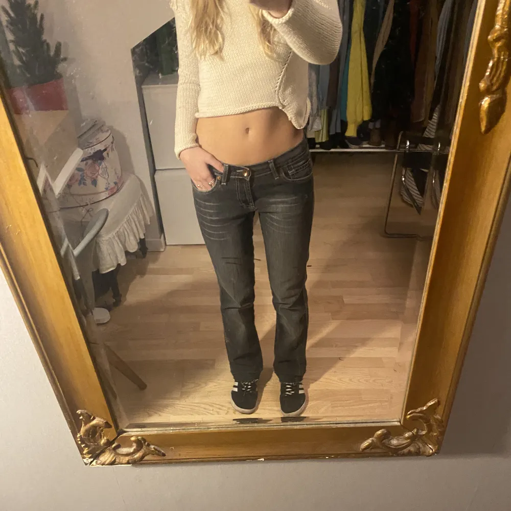 Lågmidjade utsvängda jeans från Gina tricot, bra skick. Passar mig som är 165. Jeans & Byxor.