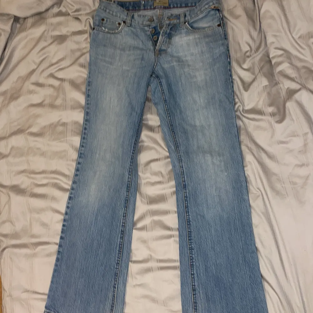 Vintage jeans från Jack and Jones som är lågmidjade, jag hittade dessa hemma som  Passar i längden för mig som är 155cm men är små i midjan. Skulle rekommendera för en XS eller S.  Har ingen aning vad jeansen är värda så kontakta gärna om prisförslag!. Jeans & Byxor.