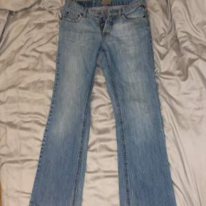 Vintage jeans från Jack and Jones som är lågmidjade, jag hittade dessa hemma som  Passar i längden för mig som är 155cm men är små i midjan. Skulle rekommendera för en XS eller S.  Har ingen aning vad jeansen är värda så kontakta gärna om prisförslag!