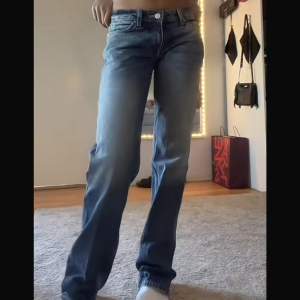 Säljer dessa populära lågmidjade jeans från Weekday, i modellen Low arrow och färgen vintage blue. Dom är i väldigt bra skick, förutom en liten fläck vid knäet ☺️ Storlek 25/34 och passar mig bra i längd som är cirka 174. 💗 (första bilden är inte min)