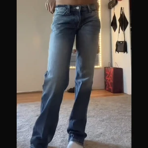 Lågmidjade jeans - Säljer dessa populära lågmidjade jeans från Weekday, i modellen Low arrow och färgen vintage blue. Dom är i väldigt bra skick, förutom en liten fläck vid knäet ☺️ Storlek 25/34 och passar mig bra i längd som är cirka 174. 💗 (första bilden är inte min)
