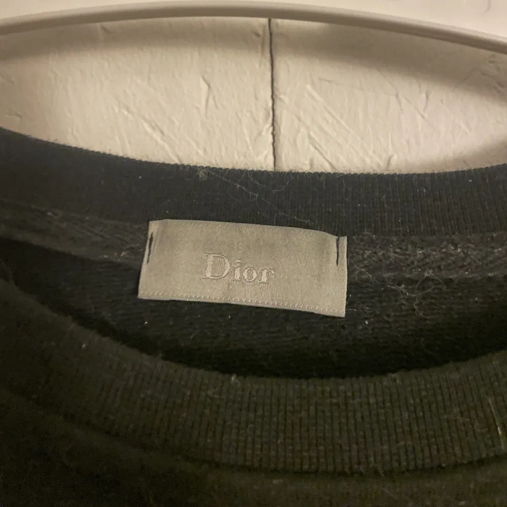 Dior sweatshirt i storlek M men passar även L. Kopia. Väldigt bra skick, precis som ny. . Tröjor & Koftor.