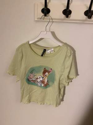 Sååå söt croppad t-shirt från H&M divided med Bambi på. Storlek S. Säljer för 30kr+frakt