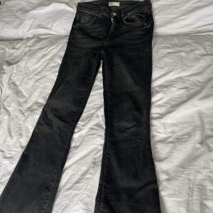 Svarta, utsvängda jeans från Gina Tricot 🖤 Storlek 38, säljer för 100 kr