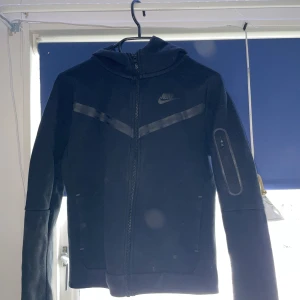 Nike tech fleece  - Säljer Nike tech fleece hoodie i fint skick då den ej passar mig längre. Den är i barn storlek.