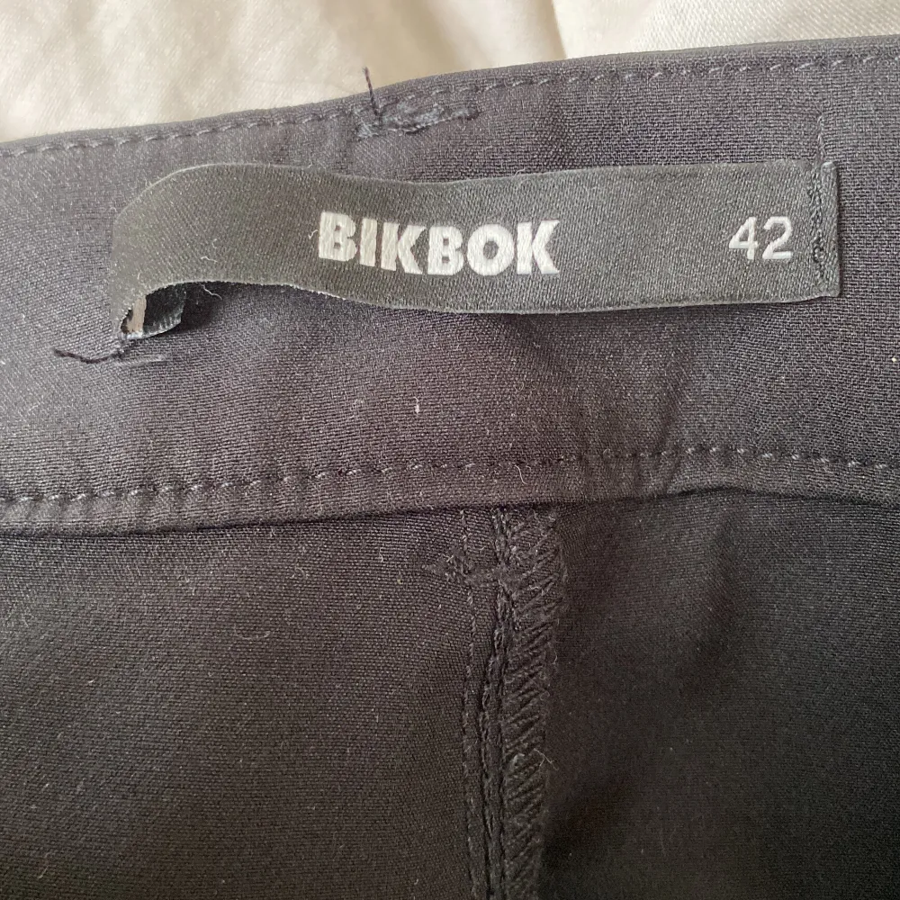 Jättefina lågmidijade kostymbyxor från bikbok, dem är i ny skick, dock så är dem väldigt små i storleken 165 med fraktur det just nu 💗. Jeans & Byxor.