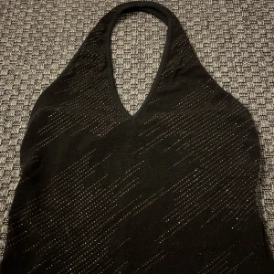 Glittrig topp - Glittrig halter neck topp. Perfekt på sommaren och på fest. Det står storlek 1 men skulle säga att den passar allt från xs-m. Tveka inte att skriva om fler frågor 