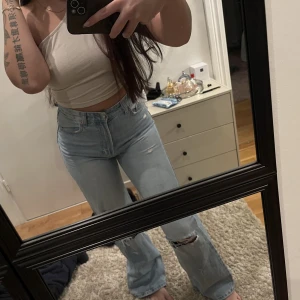 Bershka jeans S - Oanvända bershka jeans i storlek S. Säljer pga dom är för små för mig. Köparen står för frakt. Nypris 599kr. 