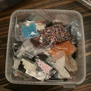 Små pärlor - Säljer 47 påsar med olika små pärlor. Bilderna visar några av pärlorna som finns. Säljer som paket.