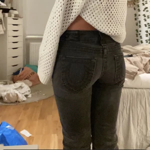 SVART/GRÅA TRUE RELIGION JEANS LÅGMIDJADE  - Hejsan! Säljer nu favvo jeansen då jag ska köpa nya kläder o vill spara lite pengar!🫶🏼Supersöta ÄKTA trueys i svart/grå ton😍Dem är flare nertil! Är 160 o de är långaaaa.W27 men har ett elastiskband i midjan som är stretchigt så passar 32-36!! Jag är en 34🫶🏼