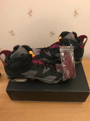 Jordan 6 bordeaux - Jordan 6 bordeaux sneakers. Dem är deadstock (aldrig använda), autentiska skor direkt från USA. Skriv vid intresse eller lägg bud. Pris kan diskuteras. Vid frakt är det du som betalar! Annars kan jag mötas upp i kungsängen eller i närheten :)