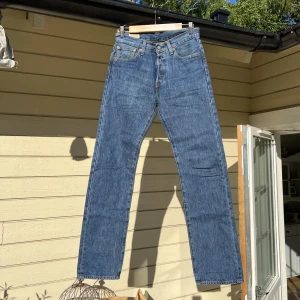 Levi’s 501 28/32 - Legat o dammat i sjukt många år, har för mig dem inprincip är helt orörda därför otroligt bra skick.