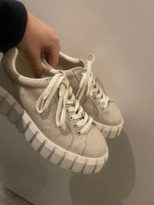 Eytys sneakers  - Intresseanmälan på mina eytys skor. Säljer dessa sjukt snygga skorna i färgen ”raw Linen”. Säljer då de är lite förstora för mig. Använda fåtal gånger så de är som nya. Skriv om du är intresserad eller buda kommentarerna🤍
