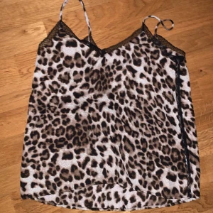 Leopard linne med spets  - För liten för mig 