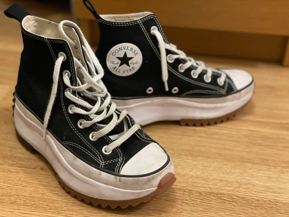 Run Star hike platform Converse.  Skorna är i bra skick och knappt använda. Pris går att förhandla om. . Skor.