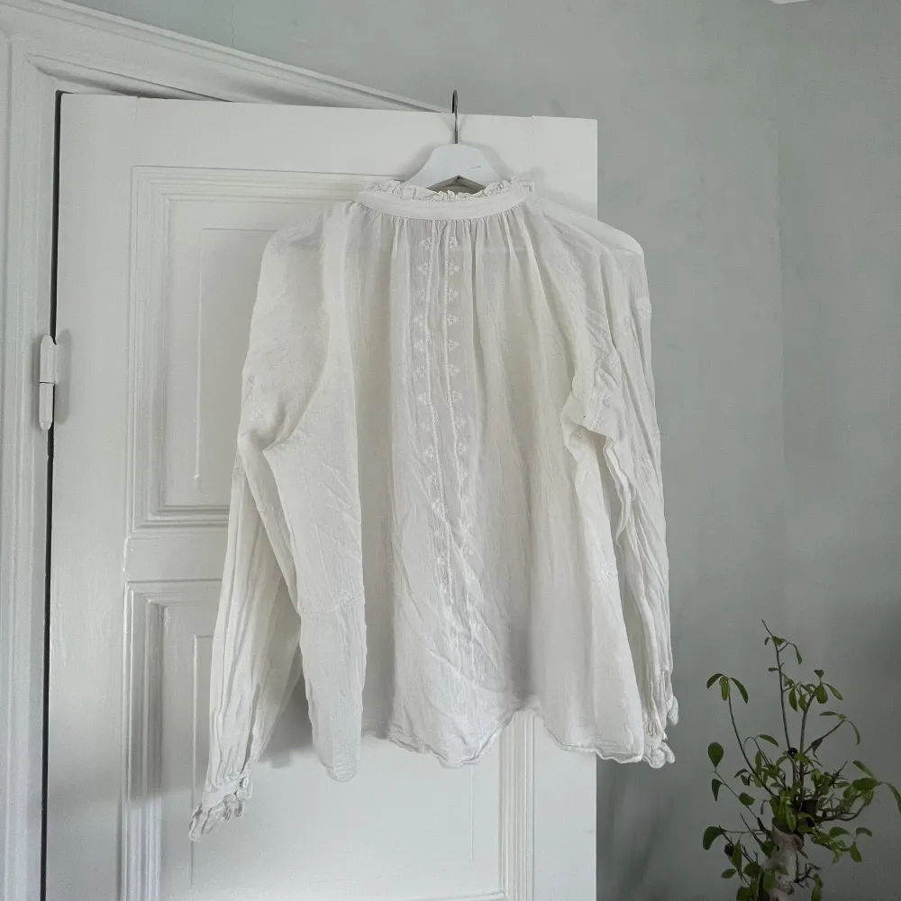 Storlek 36. Har en liten fläck uppe i kragen som knappt syns (och som jag tror går bort💗). Puserot.