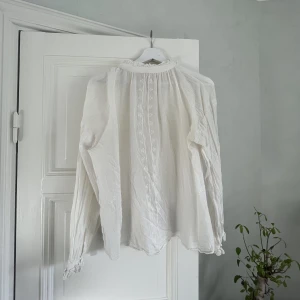 Vit Blus H&M Trend - Storlek 36. Har en liten fläck uppe i kragen som knappt syns (och som jag tror går bort💗)