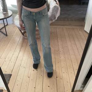 lågmidjade jeans i snygg färg och med fina detaljer i bootcut modell! Köpare står för frakt 🤍