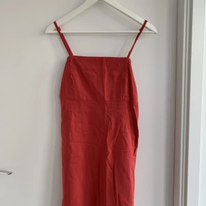 Röd kort klänning - Röd klänning från Pull&Bear i storlek M, skulle säga att den mer är som en S. Använd en gång, så inga anmärkingar!☺️