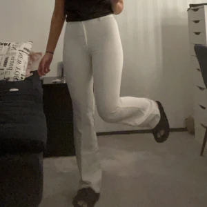 Vita kostymbyxor bikbok - Säljer nu mina super fina kostymbyxor ifrån bikbok, använda en gång, säljs pga att dom blivit försmå, inga fläckar eller liknande. Nypris 449. Fler bilder kan skickas på dom, bara att höra av sig vid intresse eller frågor💞