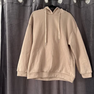 Hoodie  - Beige hoodie ifrån SHEIN, strl S/36