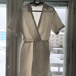 Linneklänning  - Klänning i nyskick från ”& other stories”. Säljer du den är förliten för mig 