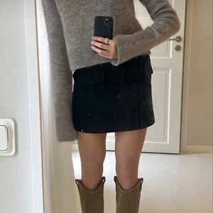 Low waste minikjol - Low waste kjol med fickdetaljer som funkar perfekt vid alla tillfällen.