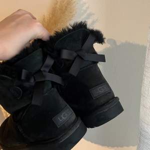 Svarta uggs med rosett i storlek 40. Använda men i bra skick. Säljer då de är för stora. Nypris 2200 