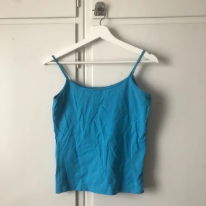 Blått linne - Fint linne i typ glansigt material (inte bomull). Köpt secondhand men använd endast 1 gång av mig.