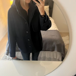 Blå kappa från COS!🥰💙 - Intressekoll på min fina mörkblåa kappa ifrån COS!🥰 knappar framtill samt två fickor och luva. köpt för cirka ett år sedan, mycket mycket fint skick och använd vid få tillfällen🙏🏼passar lika bra under hösten som sent vinter och speciellt nu till våren!💕💕