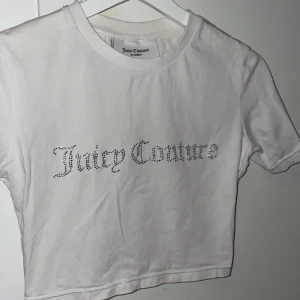 Juicy Couture topp - Säljer denna Juicy Cuture topp i stl S 🤍 Använd ett par gånger, alltså är det fortfarande i bra skick! Köpt från JD. Köparen står för frakten