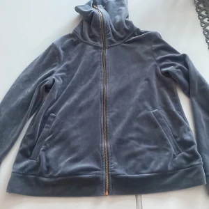 Fin tröja - Väldigt skön och fin kofta. Säljer denna för att den kommer inte så mycket till användning.