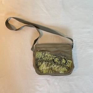 Billabong väska - Skitsnygg Billabong axelväska. Den är sliten vid resorbanden samt har en fläck i bak ( fläkten går möjligtvis att ta bort i tvätten). Den har dragkedja på baksidan och inuti och alla funkar bra!  Bredd: 34cm Höjd: 29cm Frakt tillkommer💕