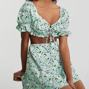 Topp och kjol - Väldigt sött matchande set från Gina Tricot 💚Toppen i storlek 40 och kjolen i storlek 42, säljer båda för 200 kr, kan köpas separat också 💚