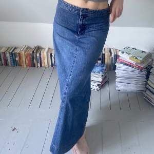 90-tals jeanskjol från Banana Republic i mycket bra skick!! Low-waist i storlek xs-s