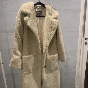 Teddy kappa - Teddy kappa från Only köpt på Nelly för 999kr, kappan är knappt använd 2-3 gånger!