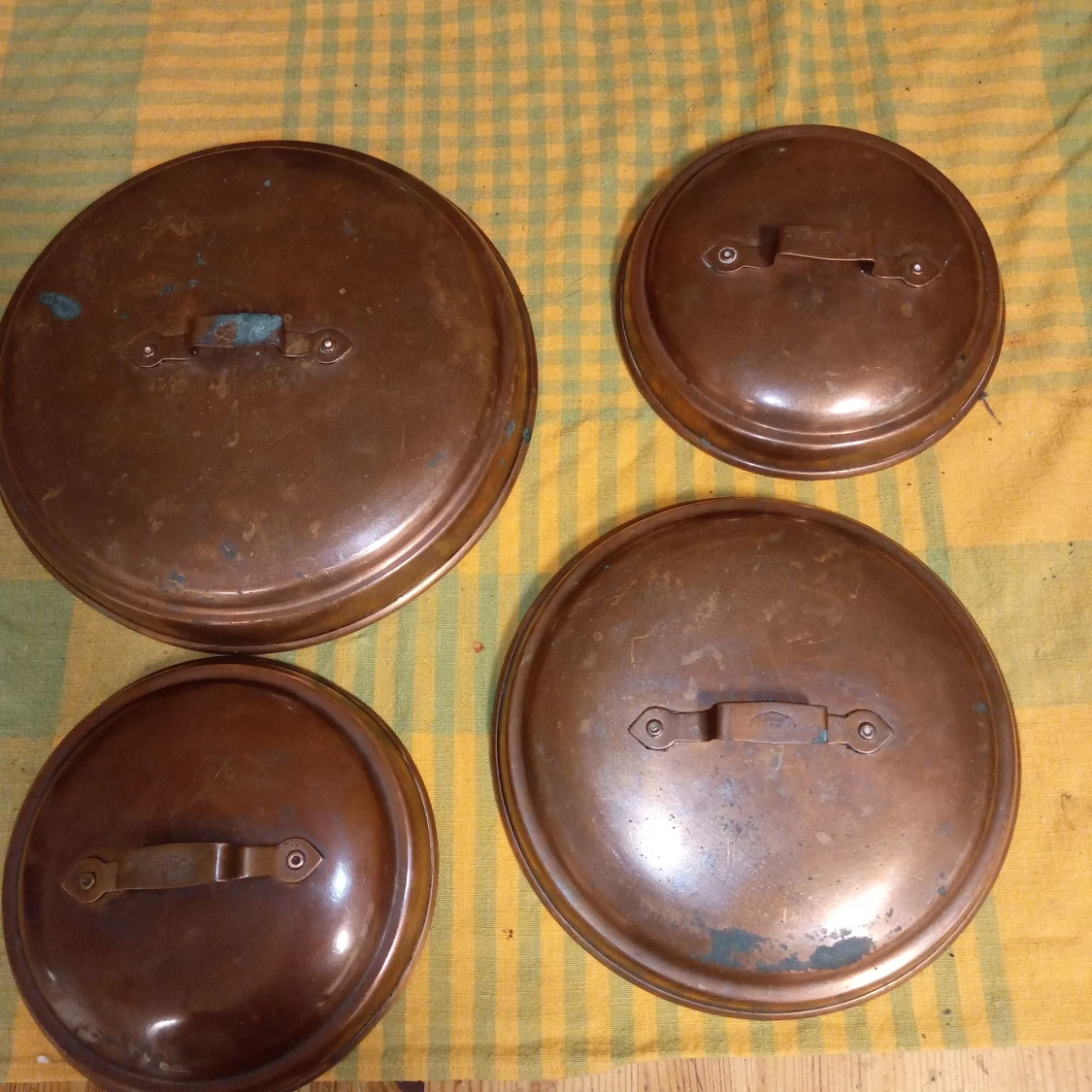 Fyra kopparspislock med handtag och med skrift mästare LEN 109 /78 .