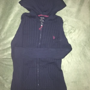 Cardigan US Polo - Marinblå cardigan från US Polo, aldrig använd. Liten storlek.