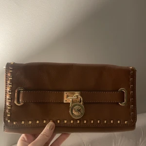 Michael Kors väska - Väska från Michael Kors har fler bilder! Den är riktigt snygg men säljer pga ingen användning ⭐️💖