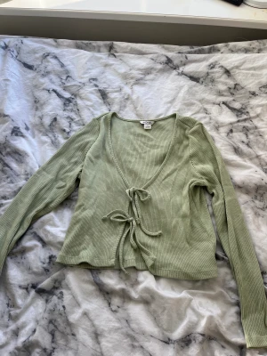 Kofta/Topp - En jättefin kofta/topp till sommaren andvänd fåtal gånger 