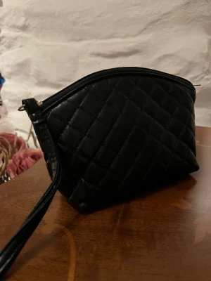 Svart handledsväska - Mindre svart handledsväska. 