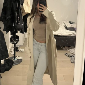 Kappa från only  - En fin beige kappa från only. Har inte använt den så mycket och vill då hellre få sålt den. Pris kan diskuteras