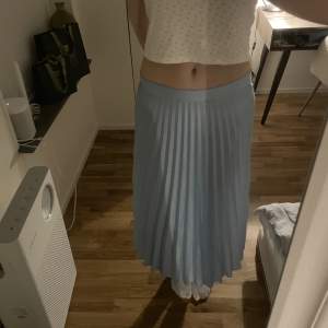 Lång/mellanlång kjol i en superfin ljusblå färg. Endast använd 1 gång. För liten i midjan på mig (bild 3)🦋