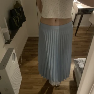 Långkjol - Lång/mellanlång kjol i en superfin ljusblå färg. Endast använd 1 gång. För liten i midjan på mig (bild 3)🦋