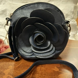 Marinblå axelväska  - Söt mindre marinblå väska. Justerbar axelrem.  Knappt använd. 